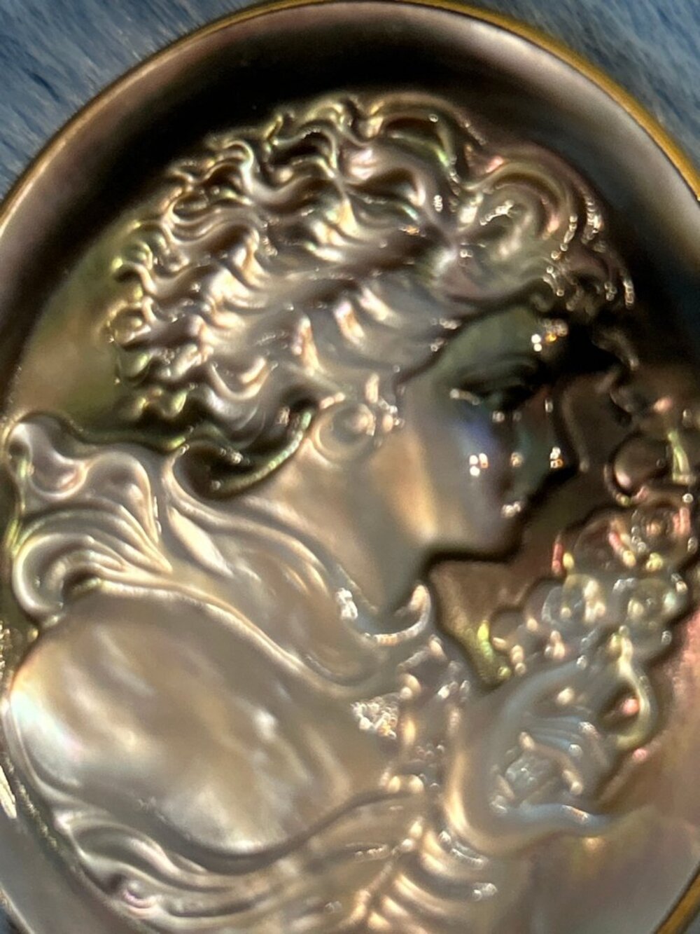 Vintage Cameo Pendant Brooch – Carved Lady Portrait, Mother-of-Pearl Style, Gold